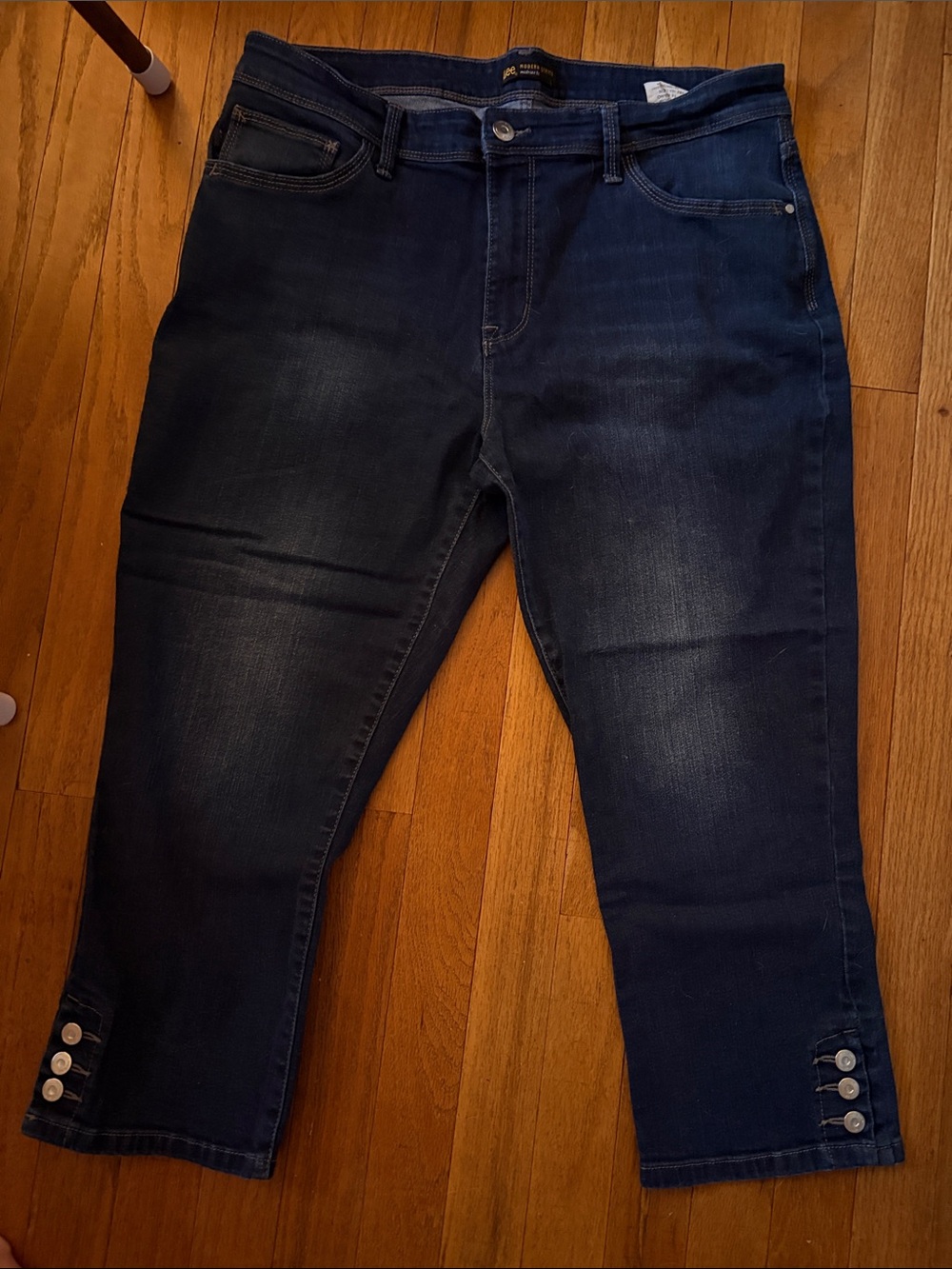Women's Dark Blue Button-Hem Levi’s Capris size 16 medium with spandex